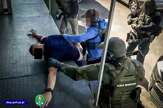 Jeden z szefów międzynarodowego gangu przemytników przed sądem. Narkotyki przemycano do Polski z Holandii, Hiszpanii i Niemiec. Grupa przemycała narkotyki z Hiszpanii do Włoch, Belgii, Niemcy oraz Wielkiej Brytanii.