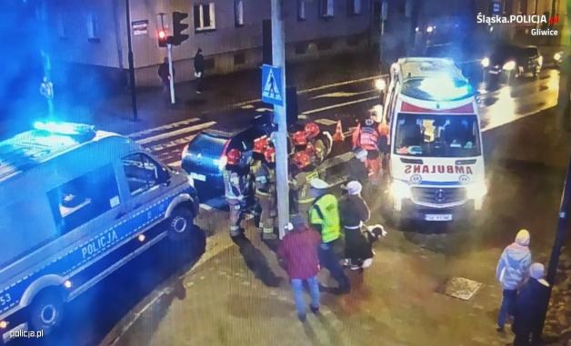 [VIDEO] Jechała z zamarzniętą szybą - wjechała w rodzinę na przejściu dla pieszych