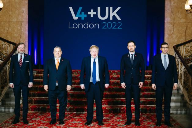 Premier: dzisiaj wiemy bardzo dobrze, że będziemy niezależni od rosyjskiej ropy i gazu. Mateusz Morawiecki wziął udział w szczycie szefów rządów państw V4 oraz Wielkiej Brytanii w Londynie