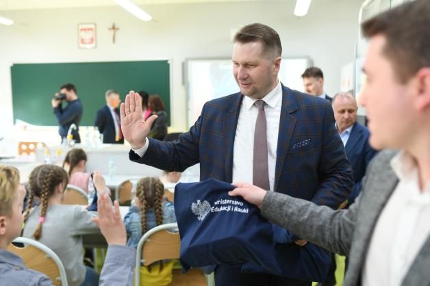 [VIDEO] Dzieci otwierają nową historię relacji polsko-ukraińskich – minister Przemysław Czarnek odwiedził polskich i ukraińskich uczniów Zespołu Szkół w Bojanowie