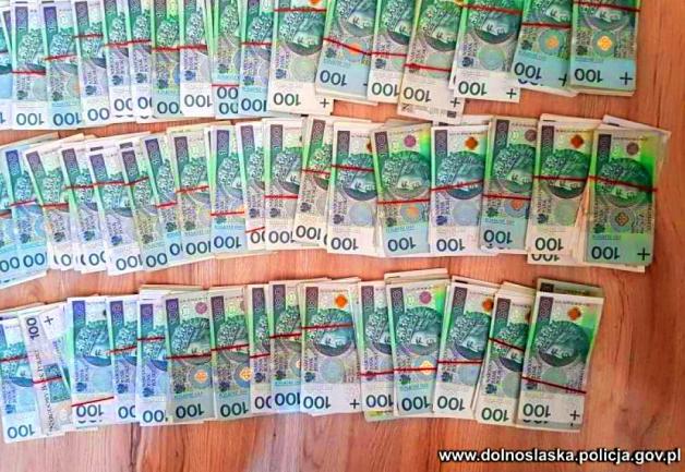 Matka z córką zatrzymane za oszustwo, przywłaszczenie i „pranie pieniędzy”. Łączna kwota strat to prawie 4,5 mln złotych!