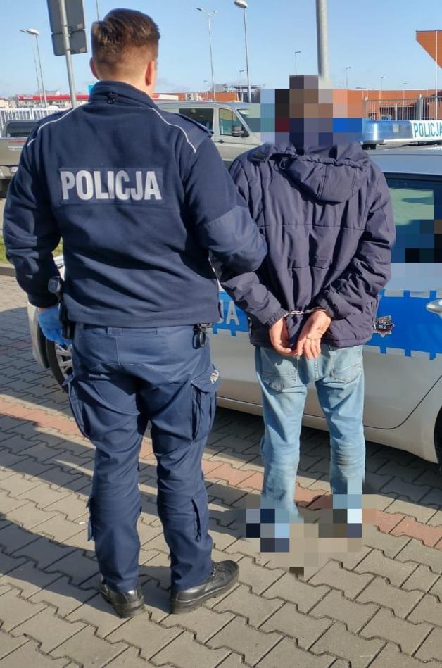 Uderzył w auto, kobieta w ciąży trafiła do szpitala. Porzucił samochód i uciekał na pieszo