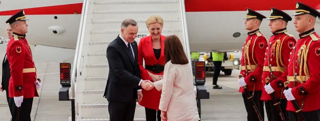 O bezpieczeństwie w ramach NATO, przystąpieniu Albani do Unii Europejskiej i współpracy turystycznej. Para Prezydencka w Tiranie