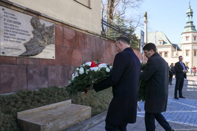 [VIDEO] W sobotę przed południem Prezydenci Polski i Węgier złożyli kwiaty przy tablicy smoleńskiej